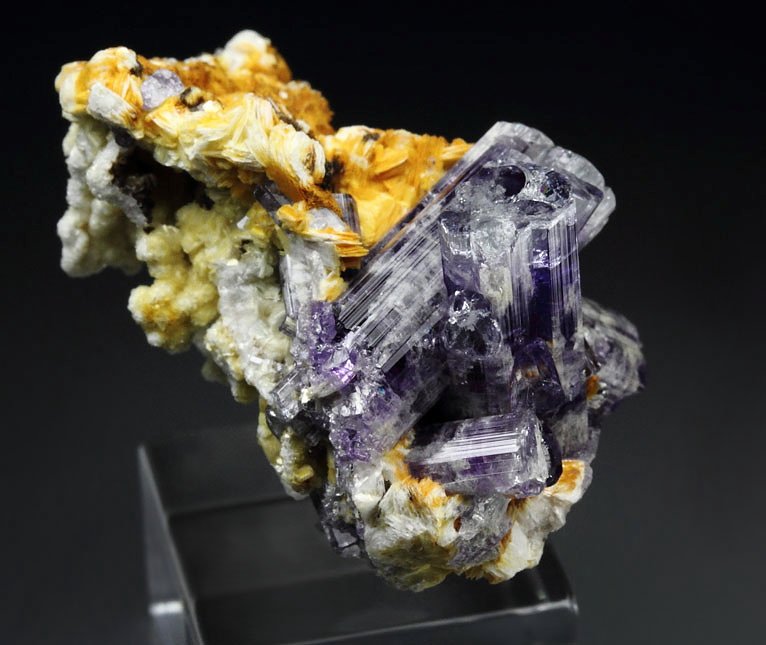 gem FLUORAPATITE, ALBITE