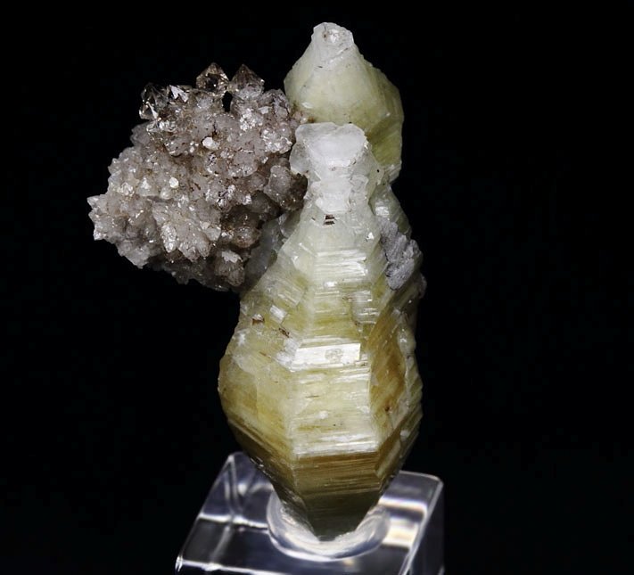 WELOGANITE, QUARTZ var. SMOKY