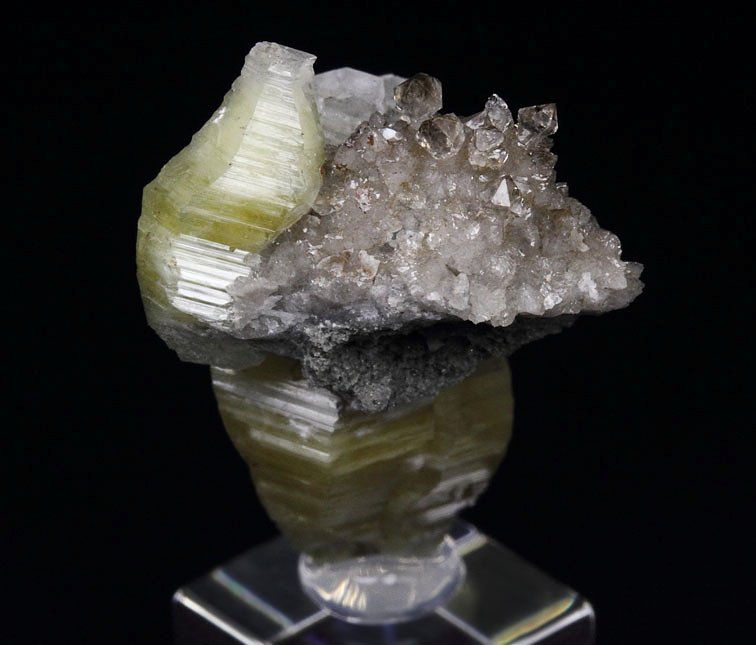 WELOGANITE, QUARTZ var. SMOKY