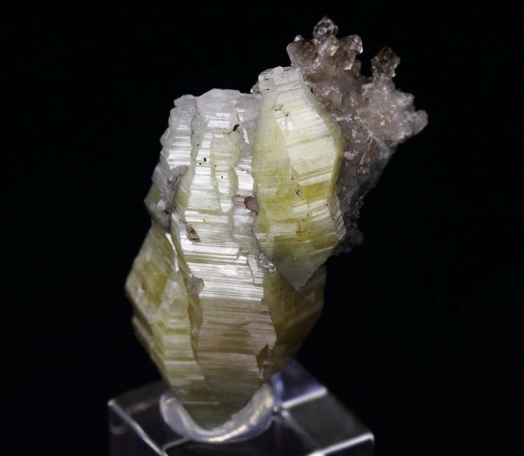 WELOGANITE, QUARTZ var. SMOKY