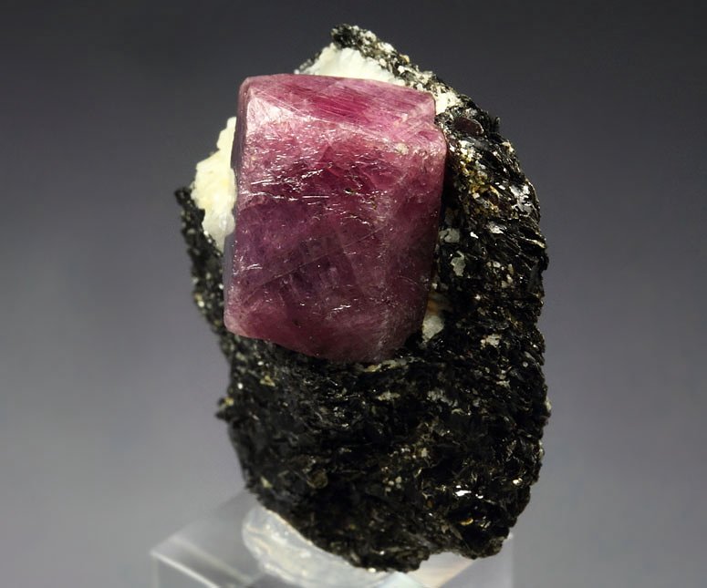 CORUNDUM var. RUBY, MUSCOVITE