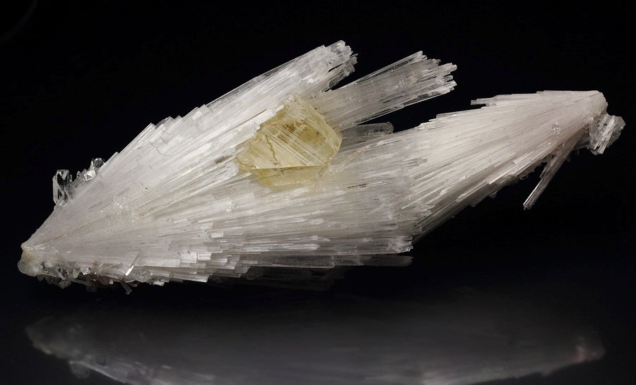 gem POWELLITE, SCOLECITE, APOPHYLLITE