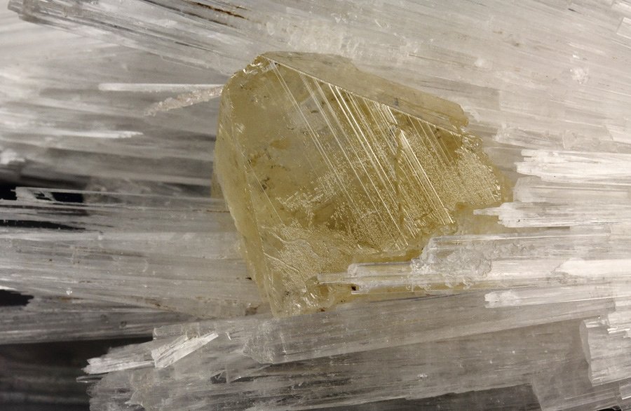 gem POWELLITE, SCOLECITE, APOPHYLLITE