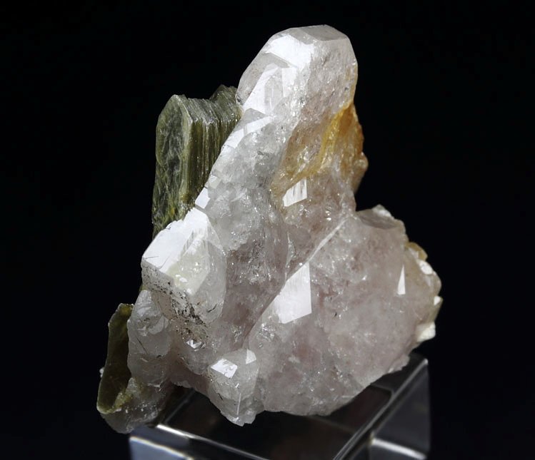 gem FLUORAPATITE, MUSCOVITE