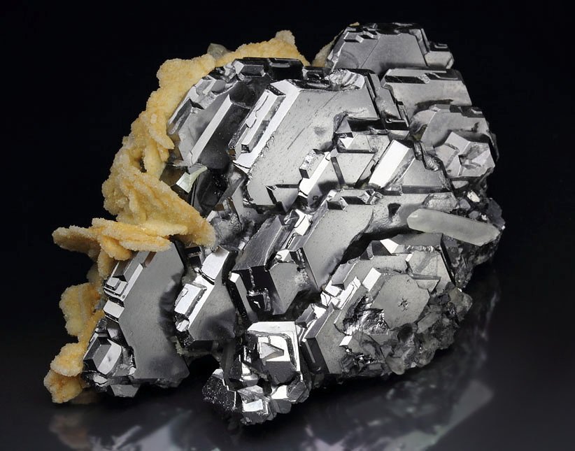 GALENA SPINEL LAW TWIN, CALCITE, QUARTZ