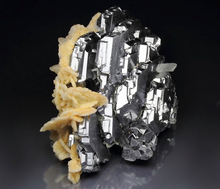 GALENA SPINEL LAW TWIN, CALCITE, QUARTZ