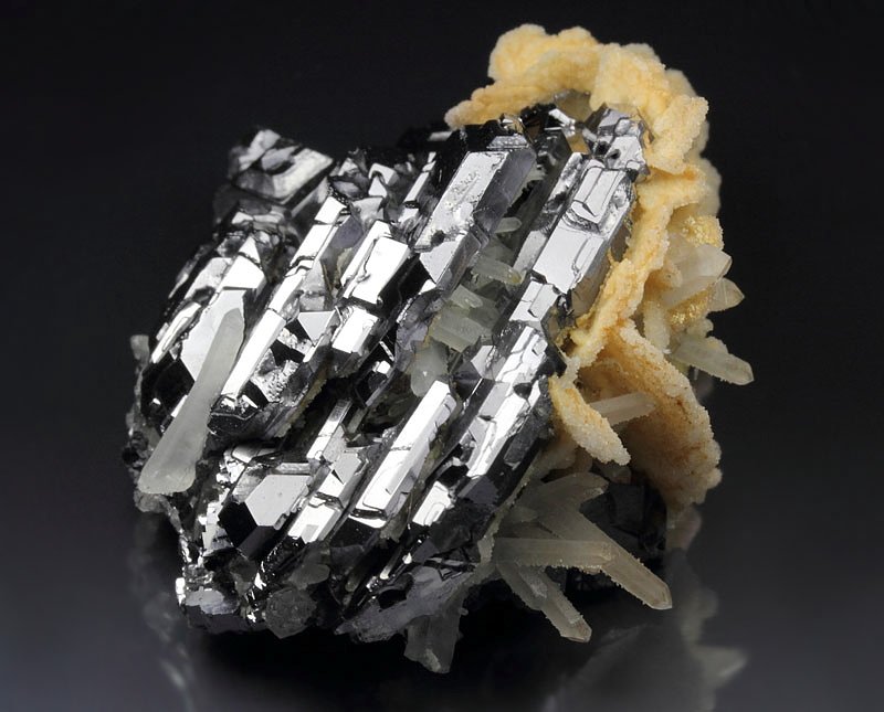 GALENA SPINEL LAW TWIN, CALCITE, QUARTZ