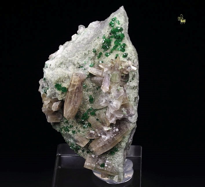 GARNET var. GROSSULAR var. CHROMIAN, PREHNITE