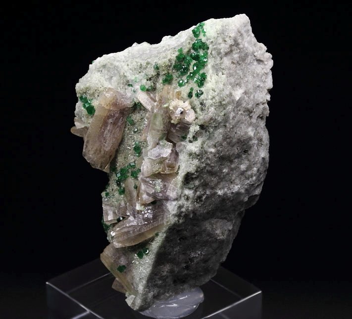 GARNET var. GROSSULAR var. CHROMIAN, PREHNITE