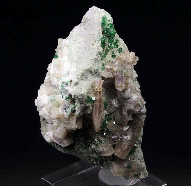 GARNET var. GROSSULAR var. CHROMIAN, PREHNITE