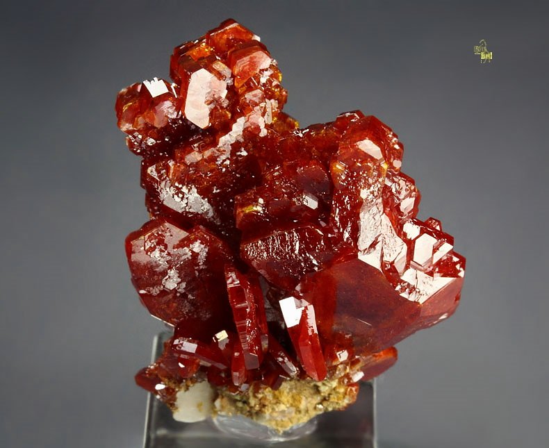 gemmy skeletal VANADINITE