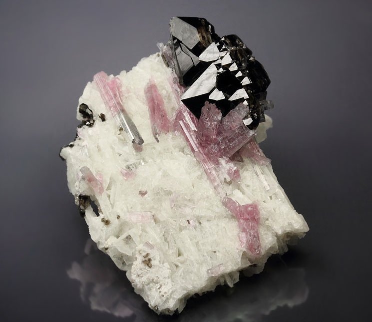 gem TOURMALINE var. ELBAITE, QUARTZ var. SMOKY, ALBITE