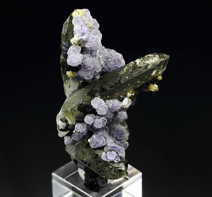 FLUORITE, QUARTZ, CLINOCHLORE, SIDERITE