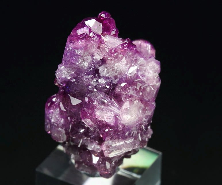 gem VESUVIANITE var. MANGANOAN