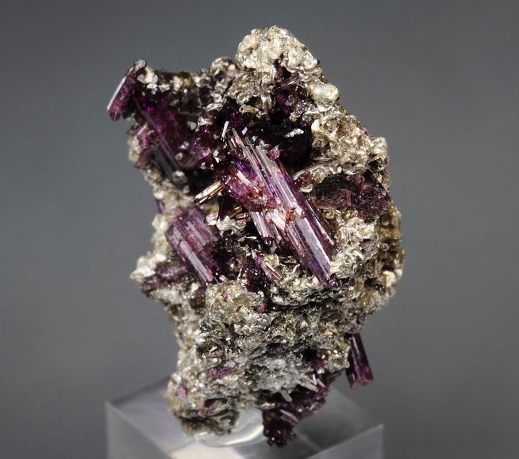 VESUVIANITE var. MANGANOAN, CLINOCHLORE