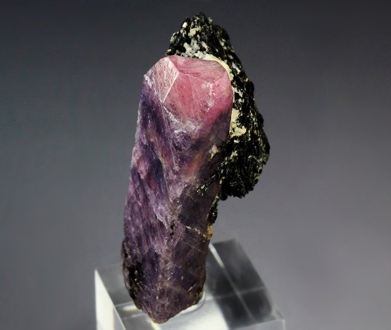 CORUNDUM var. RUBY, MUSCOVITE