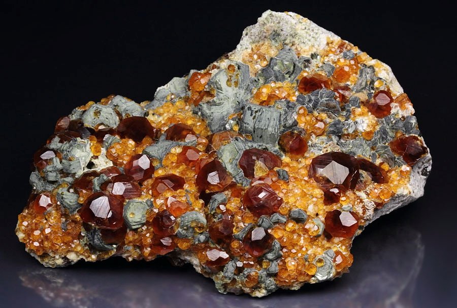 gem GARNET var. SPESSARTINE, MUSCOVITE