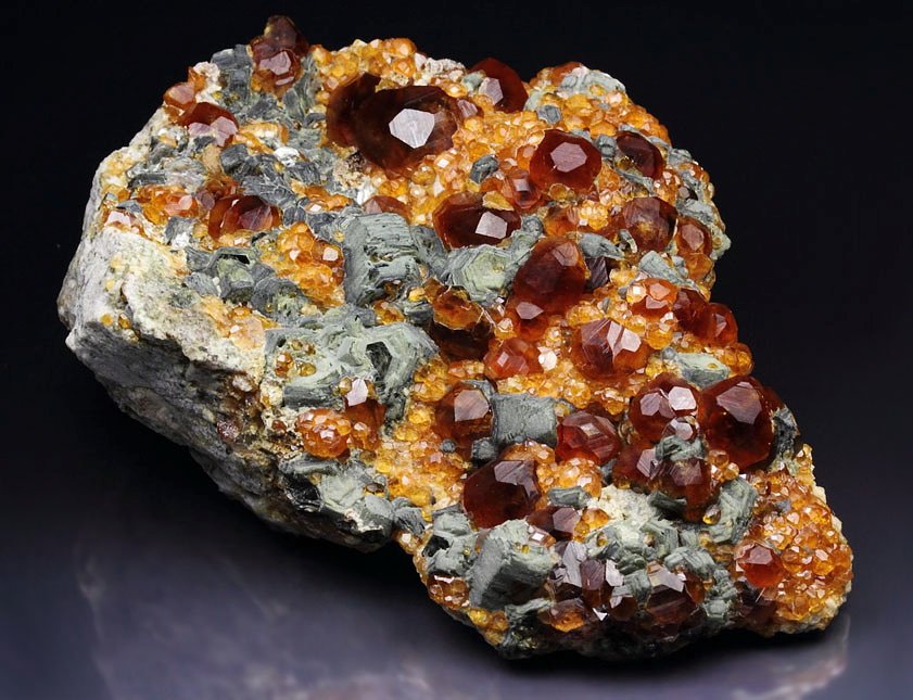 gem GARNET var. SPESSARTINE, MUSCOVITE