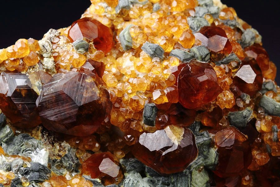 gem GARNET var. SPESSARTINE, MUSCOVITE