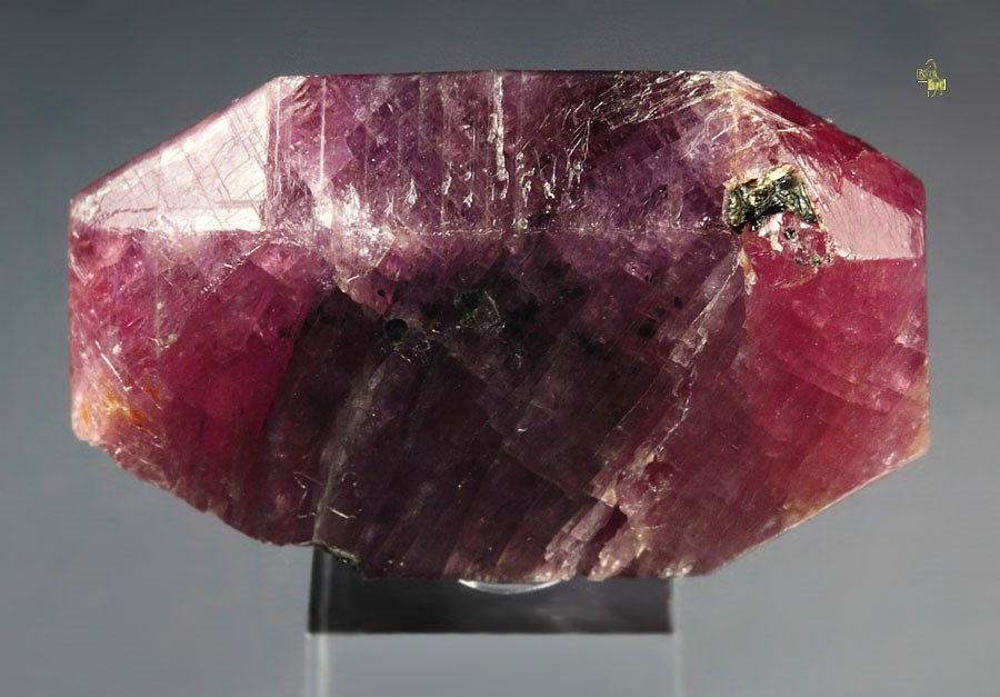 bi-terminated CORUNDUM var. RUBY, MUSCOVITE