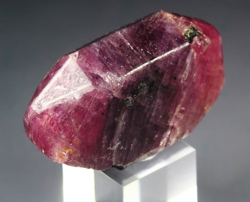 bi-terminated CORUNDUM var. RUBY, MUSCOVITE