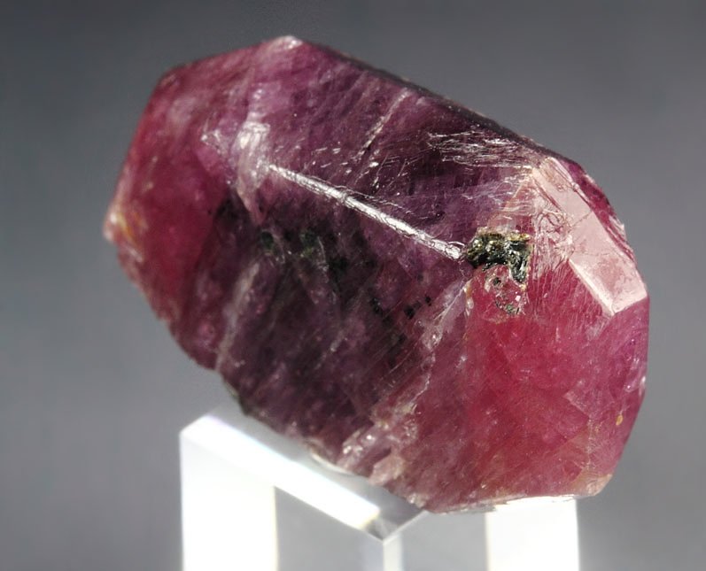 bi-terminated CORUNDUM var. RUBY, MUSCOVITE