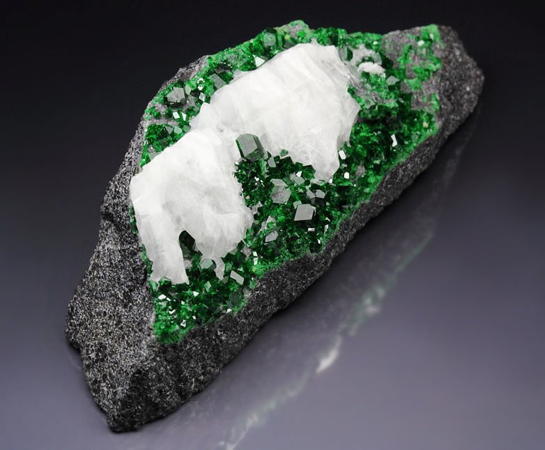 gemmy GARNET var. UVAROVITE, CALCITE