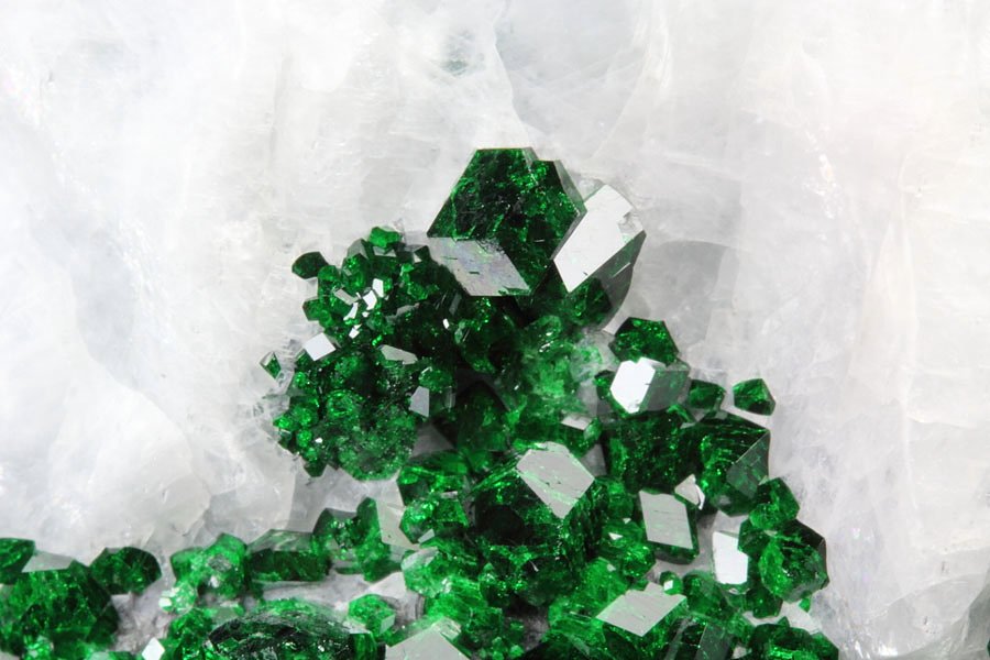 gemmy GARNET var. UVAROVITE, CALCITE