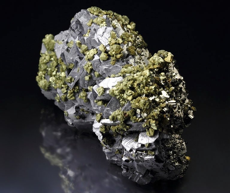 GALENA SPINEL LAW TWIN, CHALCOPYRITE, QUARTZ, PYRITE