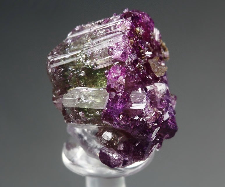 VESUVIANITE var. MANGANOAN, GARNET var. GROSSULAR