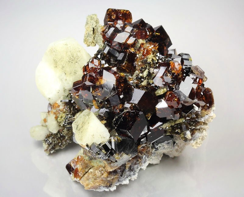 gem GARNET var. SPESSARTINE, VESUVIANITE, ALBITE