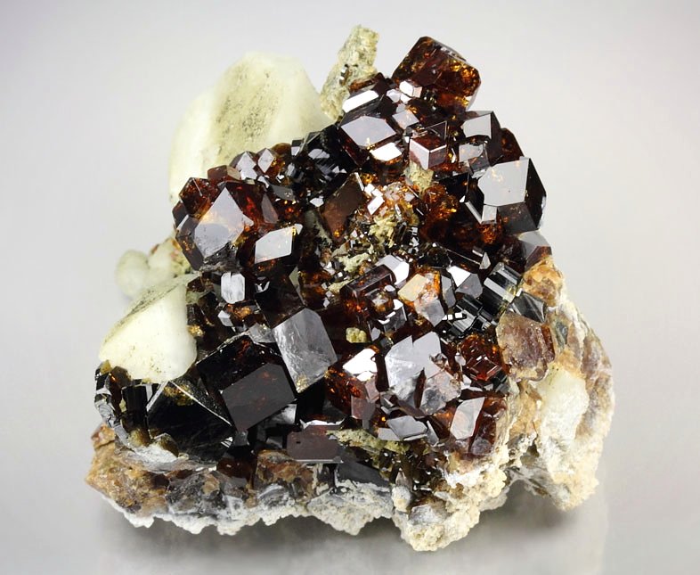 gem GARNET var. SPESSARTINE, VESUVIANITE, ALBITE