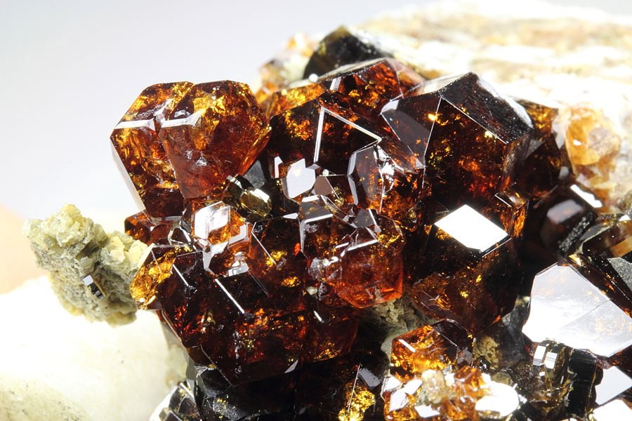 gem GARNET var. SPESSARTINE, VESUVIANITE, ALBITE