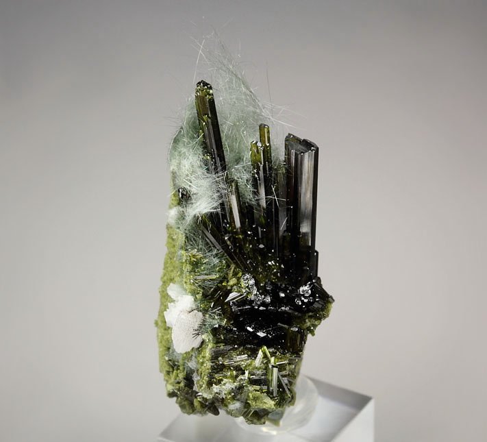 EPIDOTE, AMPHIBOLE GROUP var. BYSSOLITE, ALBITE