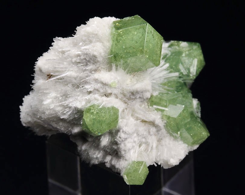 new find - gem GARNET var. ANDRADITE var. DEMANTOID, WOLLASTONITE