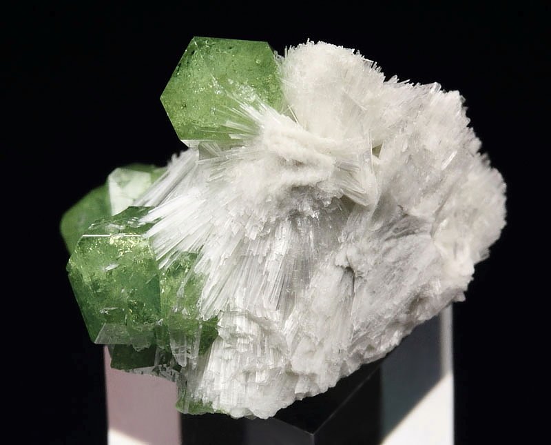 new find - gem GARNET var. ANDRADITE var. DEMANTOID, WOLLASTONITE