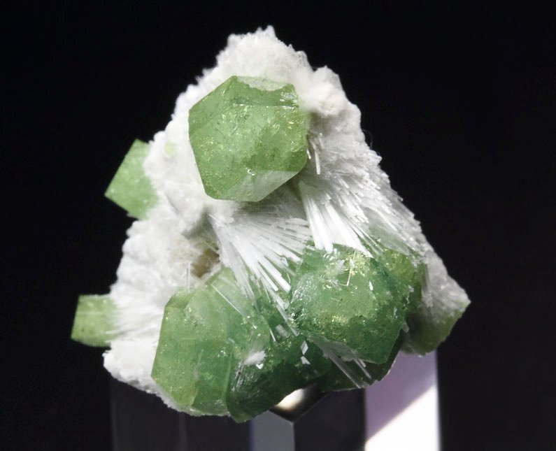 new find - gem GARNET var. ANDRADITE var. DEMANTOID, WOLLASTONITE