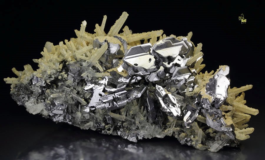 GALENA - SPINEL LAW TWIN, CALCITE, QUARTZ