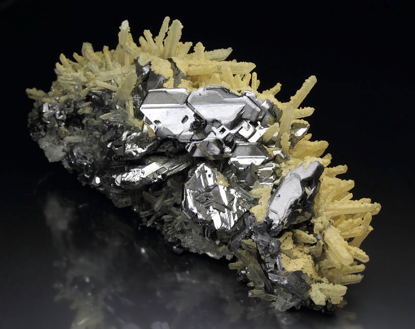 GALENA - SPINEL LAW TWIN, CALCITE, QUARTZ