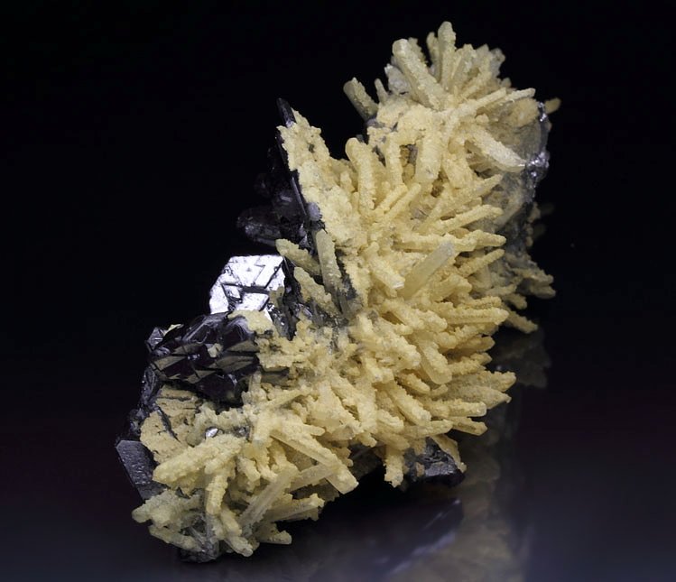 GALENA - SPINEL LAW TWIN, CALCITE, QUARTZ