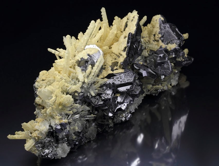 GALENA - SPINEL LAW TWIN, CALCITE, QUARTZ