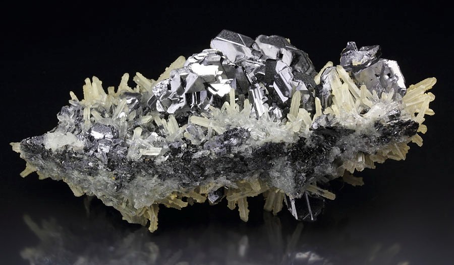 GALENA - SPINEL LAW TWIN, CALCITE, QUARTZ