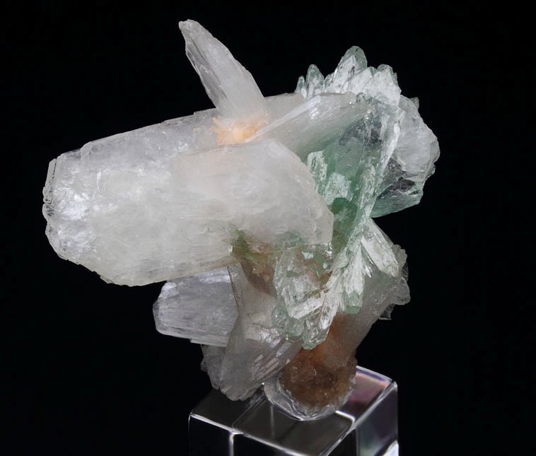 FLUORAPOPHYLLITE-(K) bow tie, STILBITE, HEULANDITE