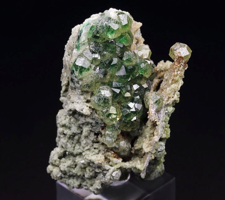 gem GARNET var. GROSSULAR with GREEN CHROMIAN PHANTOMS