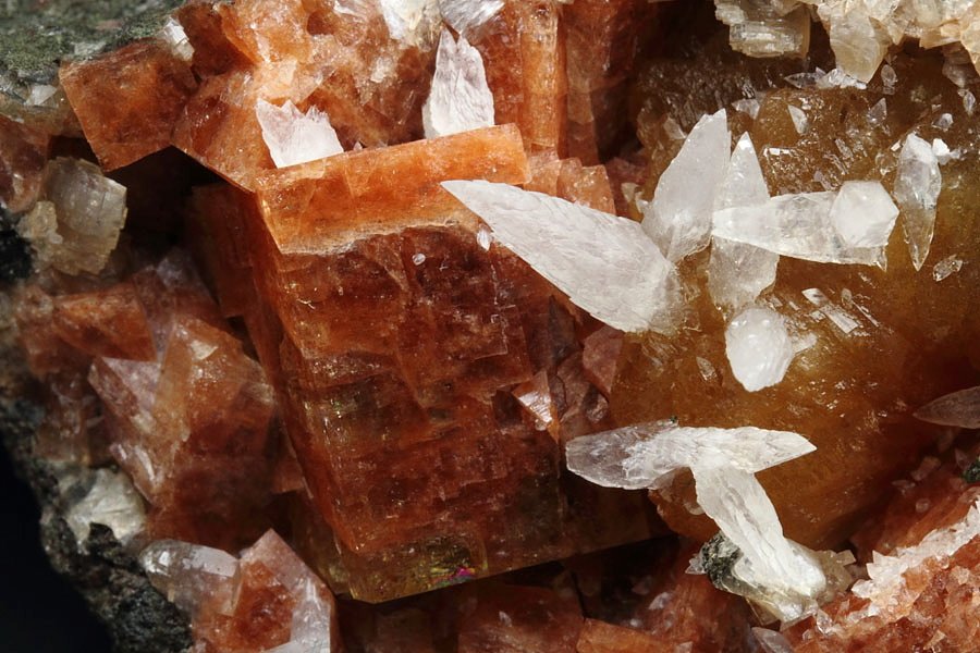 CHABAZITE, CALCITE, STILBITE, HEULANDITE