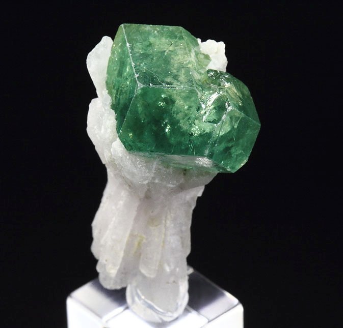 gem GARNET var. ANDRADITE var. DEMANTOID, QUARTZ