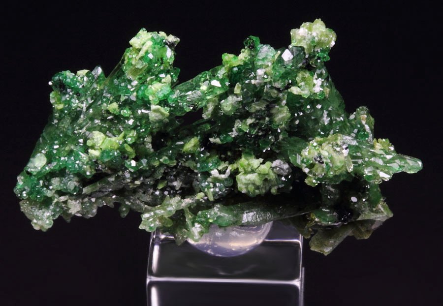 gem DIOPSIDE, gem GARNET var. GROSSULAR var. CHROMIAN, CHROMITE