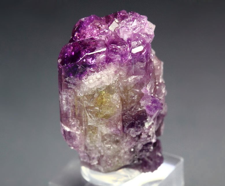 gem VESUVIANITE var. MANGANOAN