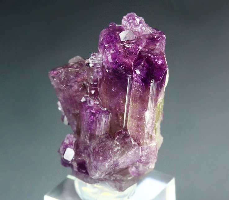 gem VESUVIANITE var. MANGANOAN