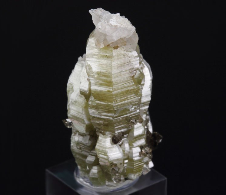 WELOGANITE, QUARTZ var. SMOKY